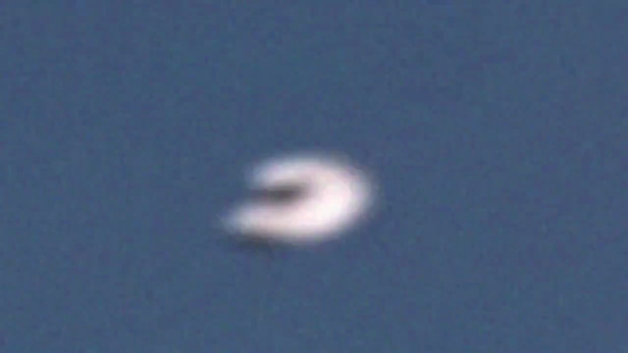 Bright open-sided form visible across adjacent frames.